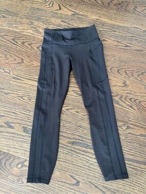 Women’s Athleta Ultimate Stash II leggings 7/8 length with Side Pockets.